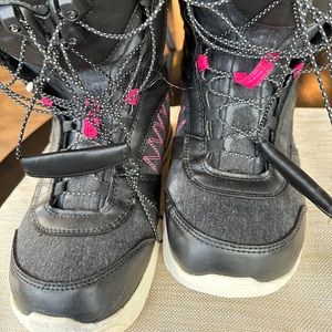 Snowboard boots